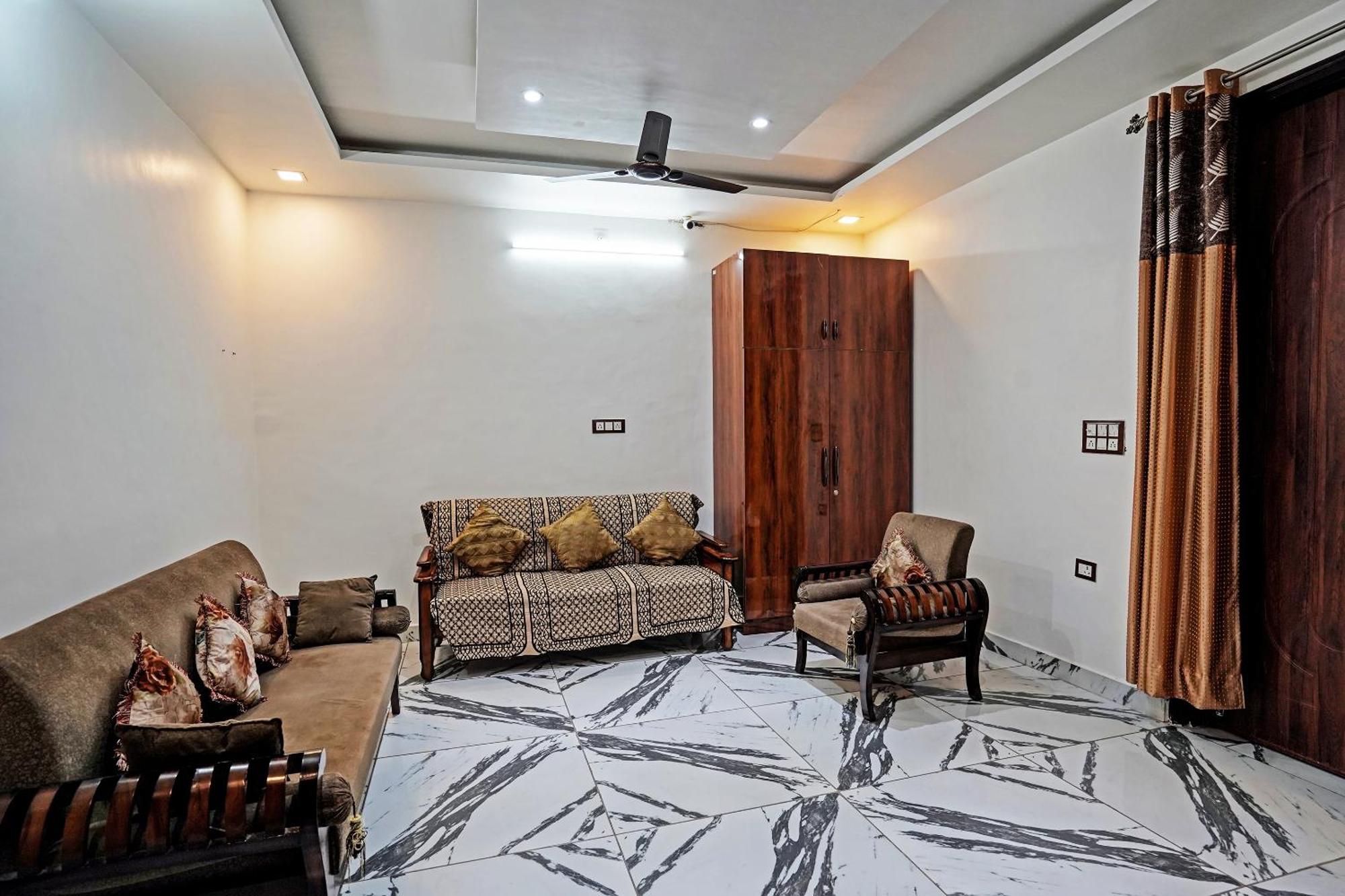Play- Platinum Sector144 Couple Friendly Hotel Noida Exterior photo
